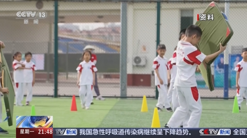 因此